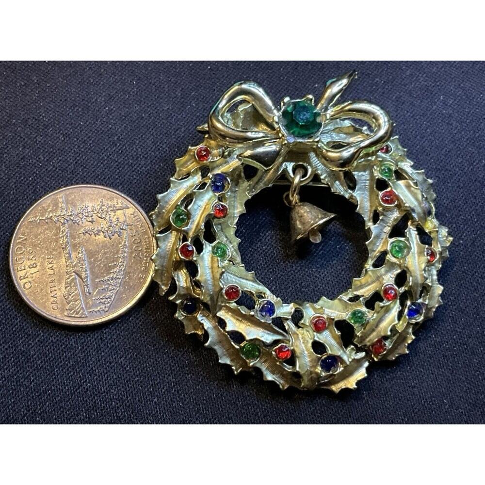 Gold Tone Rhinestone Vintage Wreath And Bell Brooch - Picture 3 of 5